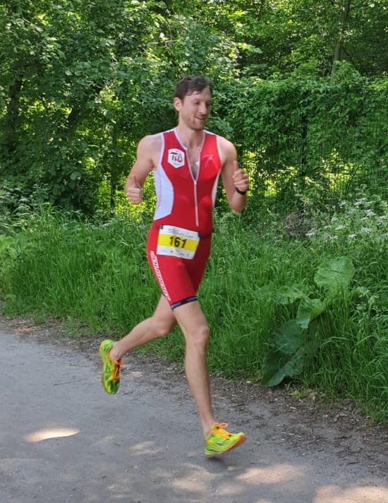 Georg holt sich mit einer sehr guten Laufzeit (38’41) den 2. Platz in der M30 beim Berlin-Triathlon